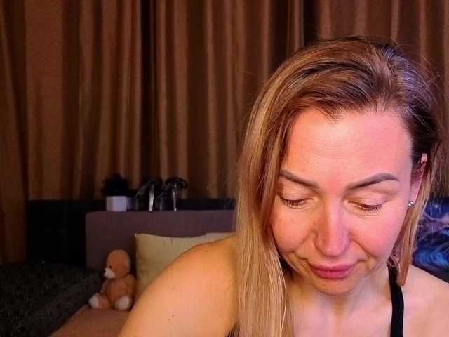 Jullyblondkiss's BongaCams show and profile