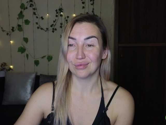 Jullyblondkiss's BongaCams show and profile