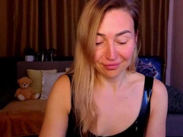 Jullyblondkiss live cam profile