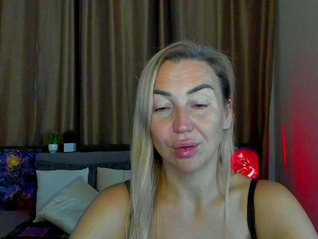 Jullyblondkiss webcam