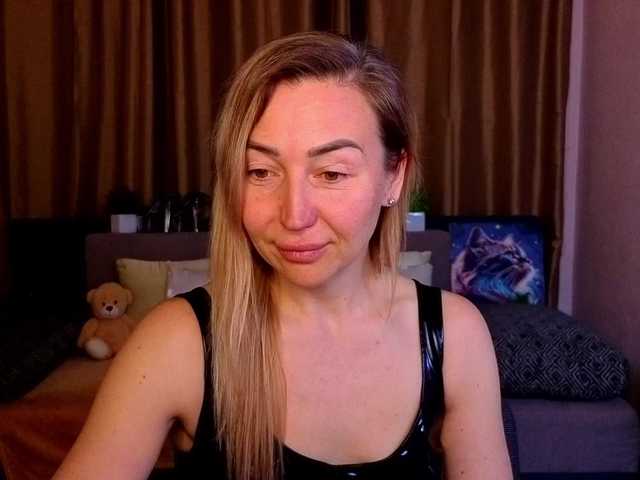 Jullyblondkiss's BongaCams show and profile