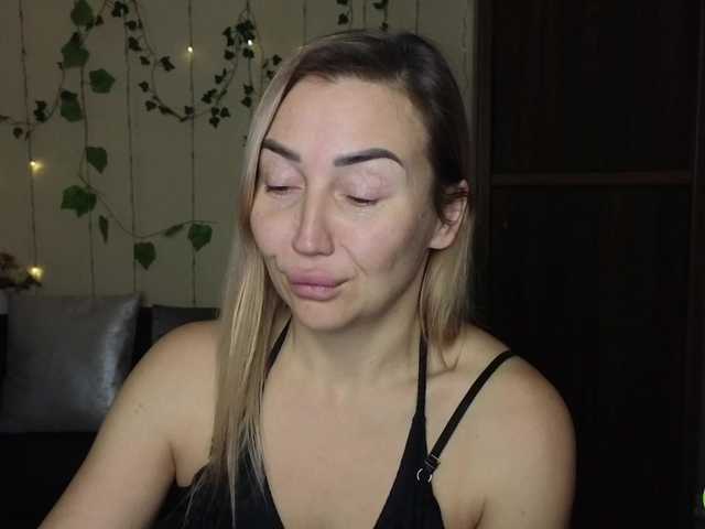 Jullyblondkiss's BongaCams show and profile