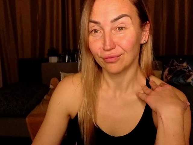 Jullyblondkiss's BongaCams show and profile