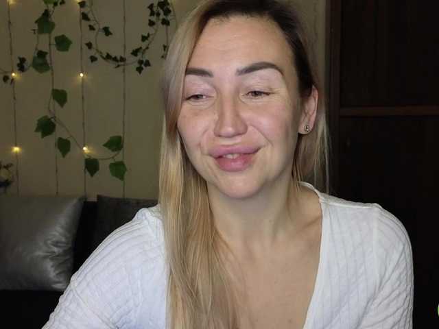 Jullyblondkiss's BongaCams show and profile