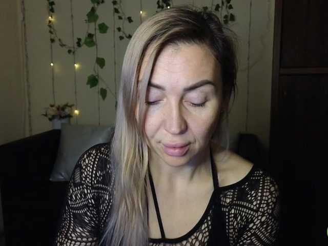 Jullyblondkiss's BongaCams show and profile