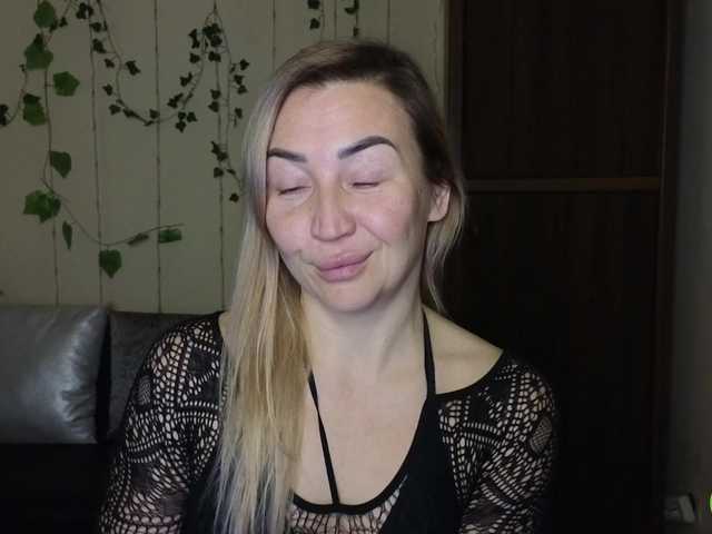 Jullyblondkiss's BongaCams show and profile