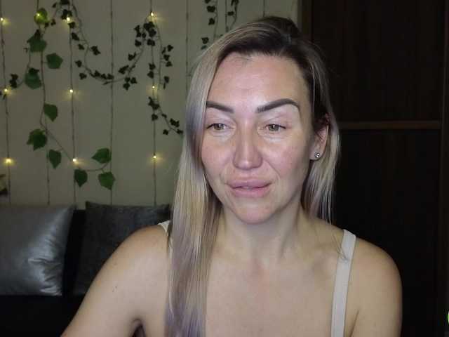 Jullyblondkiss's BongaCams show and profile