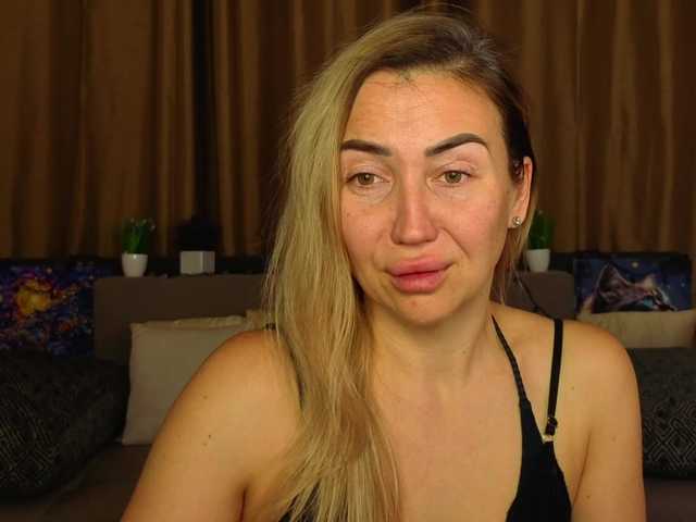Jullyblondkiss's BongaCams show and profile