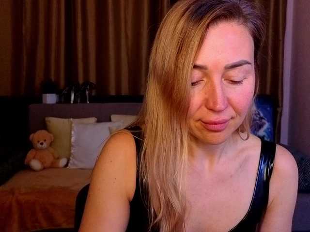 Jullyblondkiss's BongaCams show and profile