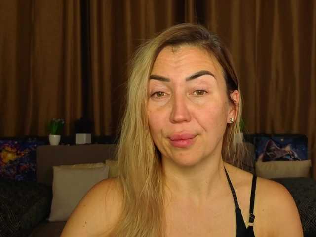 Jullyblondkiss's BongaCams show and profile