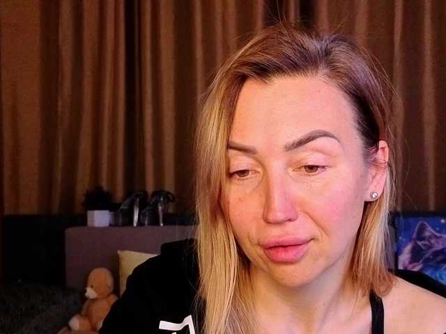 Jullyblondkiss's BongaCams show and profile