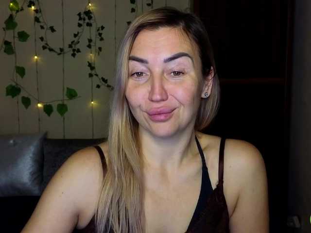 Jullyblondkiss's BongaCams show and profile