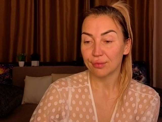 Jullyblondkiss's BongaCams show and profile