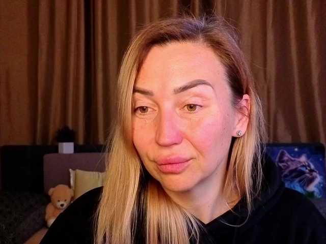 Jullyblondkiss's BongaCams show and profile