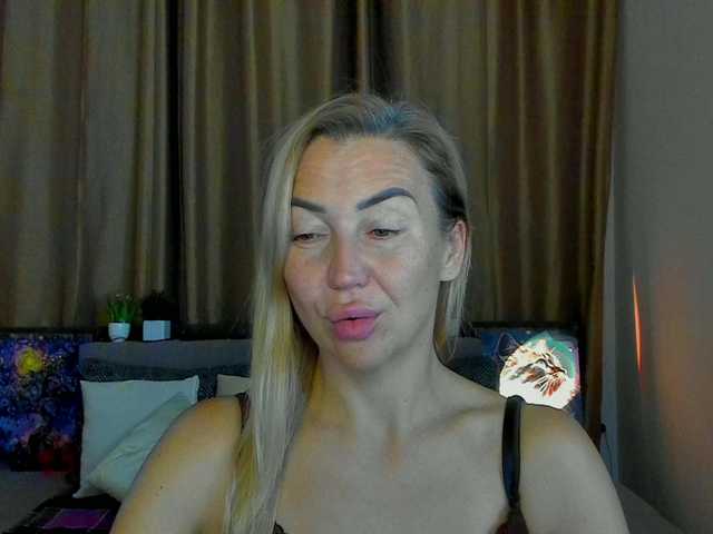 Jullyblondkiss webcam