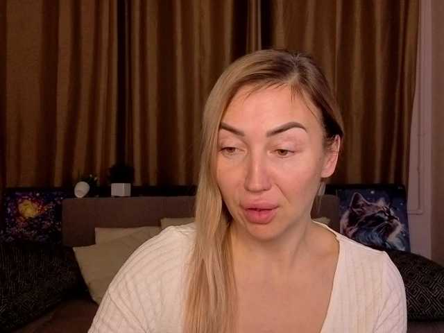 Jullyblondkiss's BongaCams show and profile