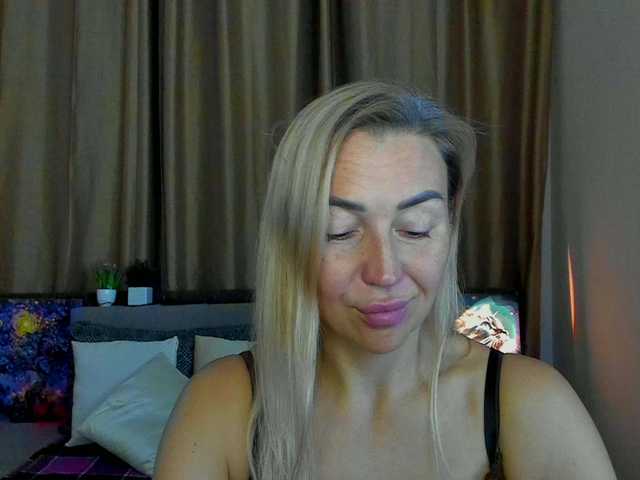 Jullyblondkiss webcam