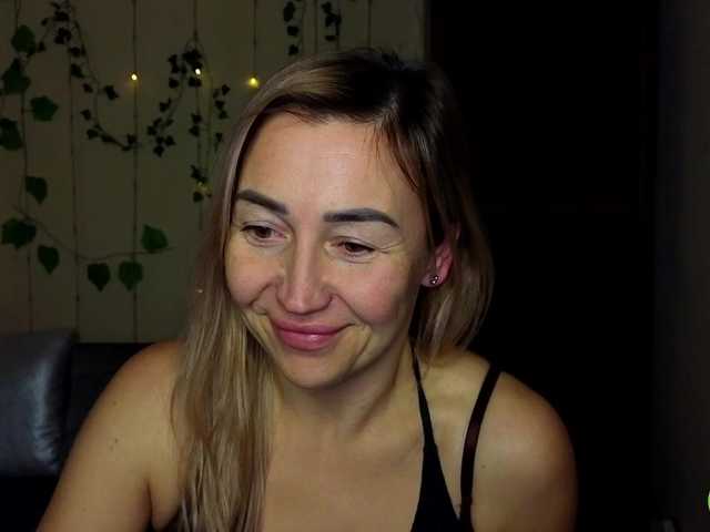 Jullyblondkiss's BongaCams show and profile