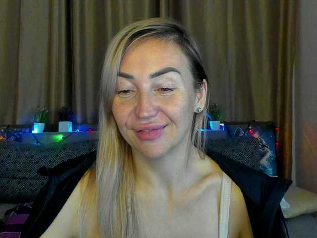 Jullyblondkiss Live Cam on BongaCams