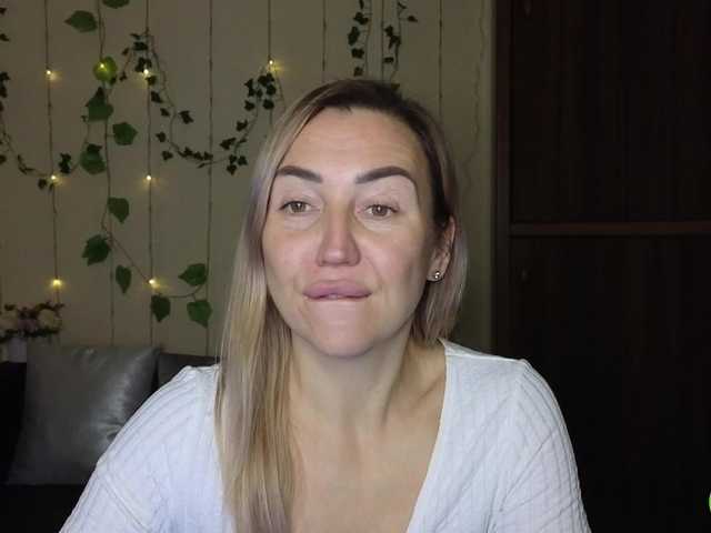 Jullyblondkiss's BongaCams show and profile