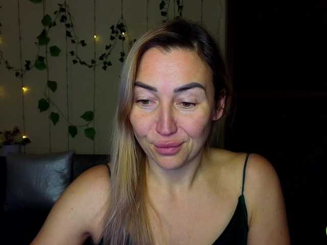 Jullyblondkiss's BongaCams show and profile