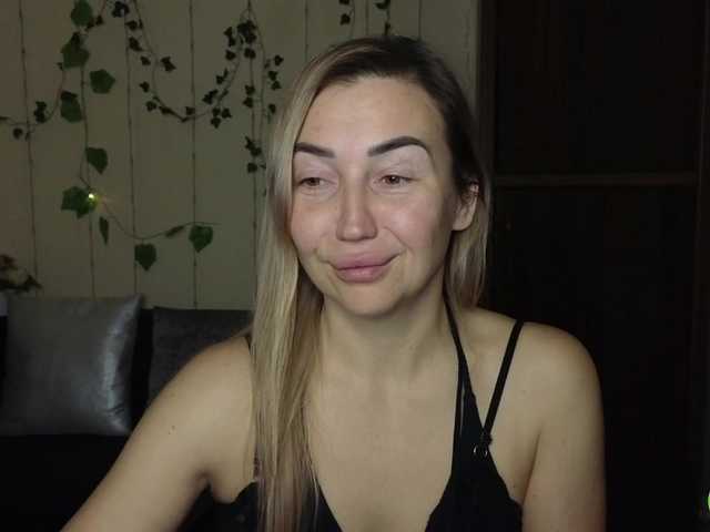 Jullyblondkiss's BongaCams show and profile