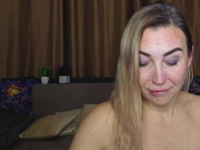 Jullyblondkiss's BongaCams show and profile