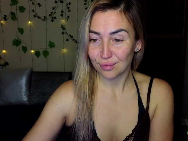 Jullyblondkiss's BongaCams show and profile