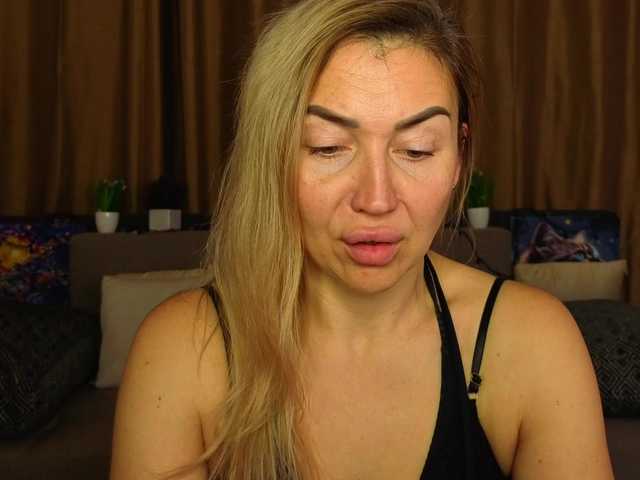 Jullyblondkiss webcam