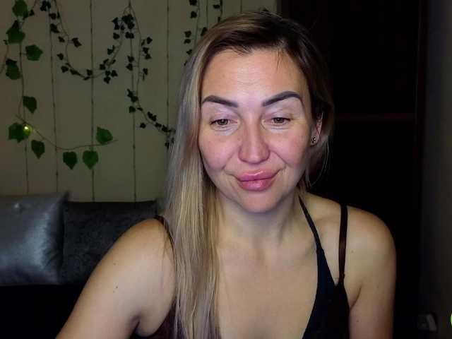 Jullyblondkiss's BongaCams show and profile