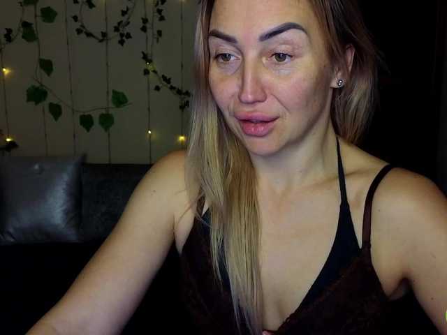 Jullyblondkiss's BongaCams show and profile