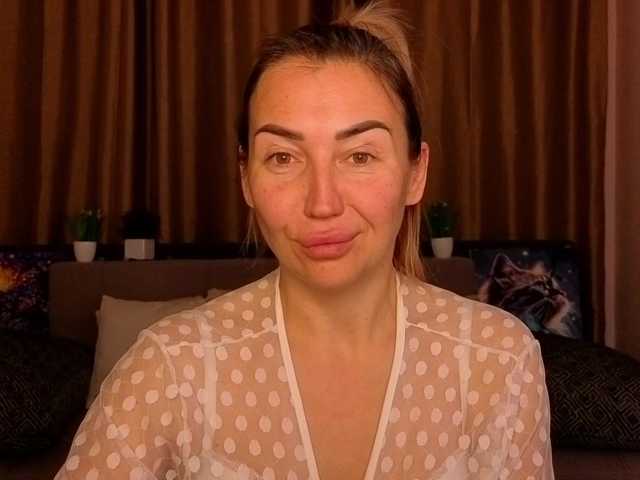 Jullyblondkiss's BongaCams show and profile