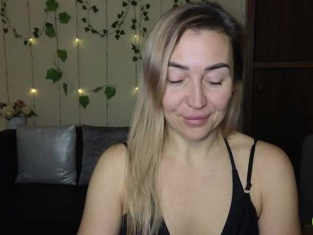 Jullyblondkiss's BongaCams show and profile