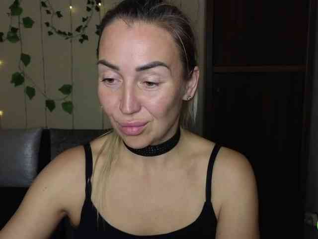 Jullyblondkiss webcam