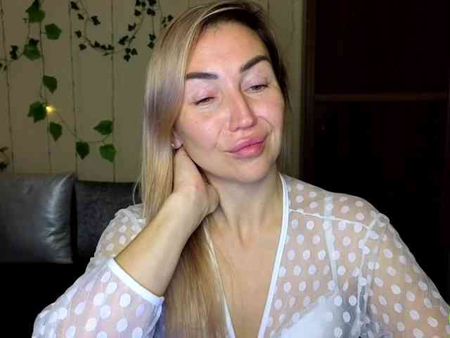 Jullyblondkiss webcam