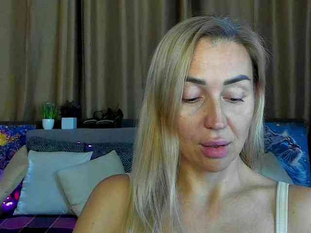 Jullyblondkiss webcam