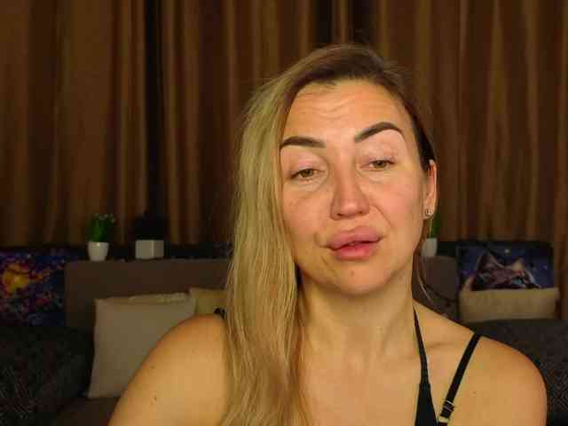 Jullyblondkiss webcam