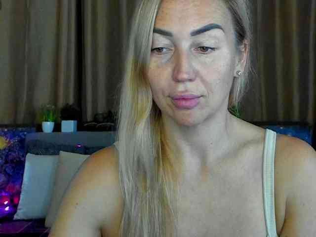 Jullyblondkiss webcam