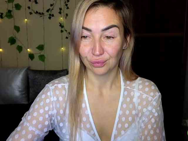 Jullyblondkiss webcam