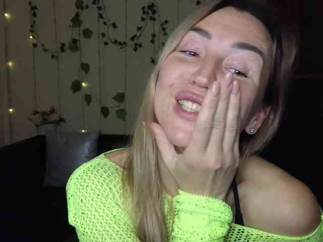 Jullyblondkiss webcam