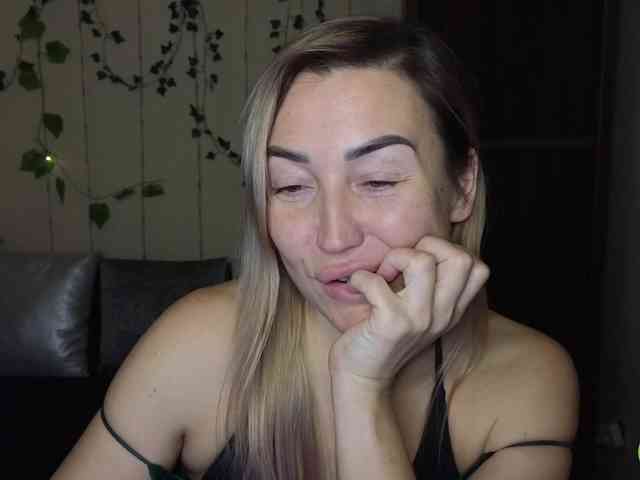 Jullyblondkiss webcam