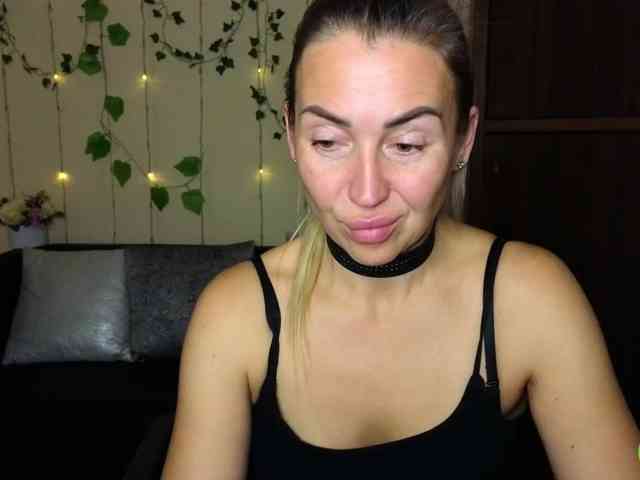 Jullyblondkiss webcam