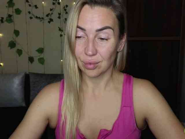 Jullyblondkiss webcam