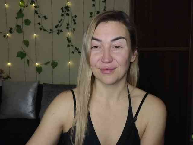 Jullyblondkiss webcam