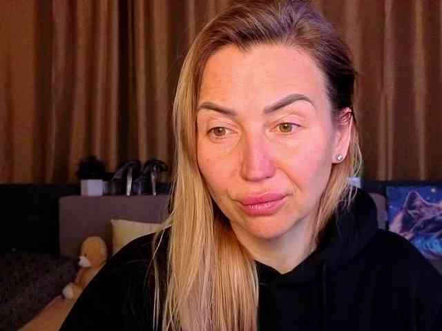 Jullyblondkiss webcam