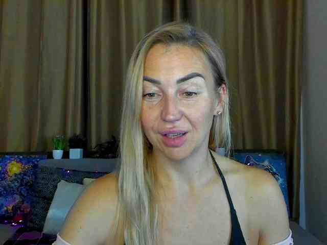 Jullyblondkiss webcam