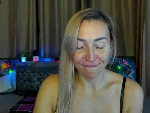 Jullyblondkiss webcam