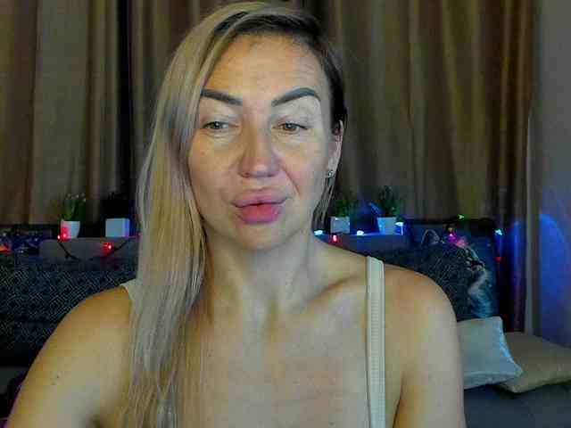 Jullyblondkiss webcam