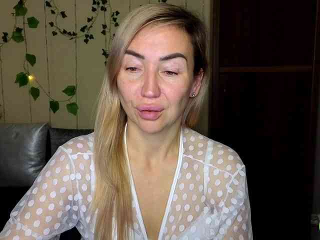 Jullyblondkiss webcam