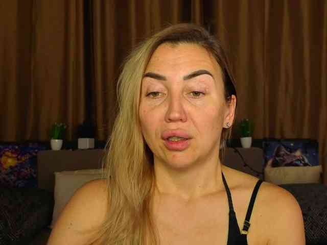 Jullyblondkiss webcam